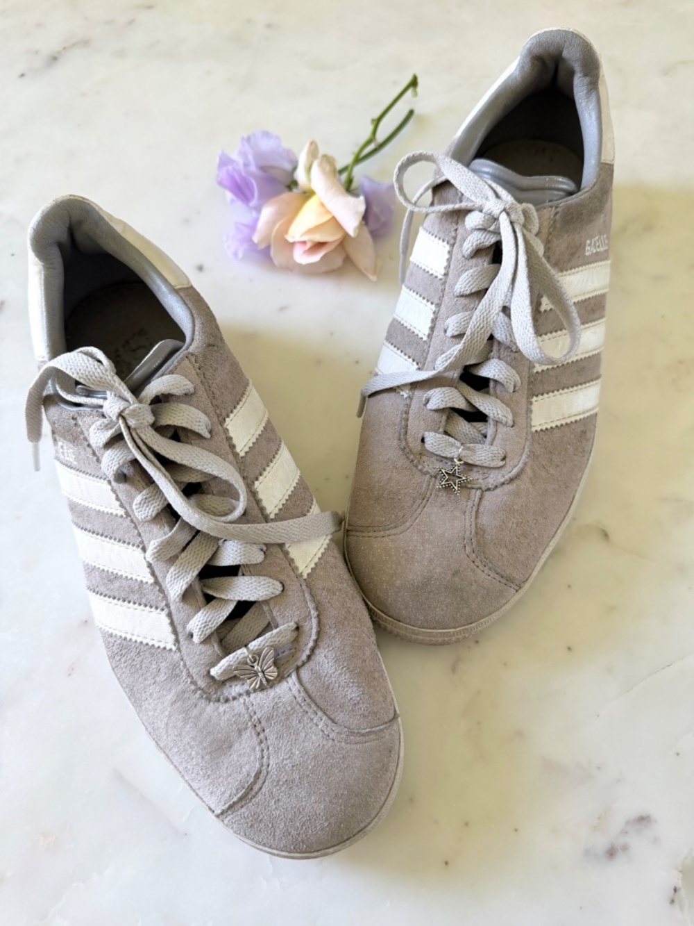 Adidas Gazelle Low Top Lace Up Sneakers with Bonus Shoe Charms! Size 8